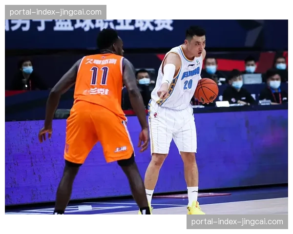 “瓦尔德兹爆冷被无名小将击倒一次，最终以有争议的点数险胜”